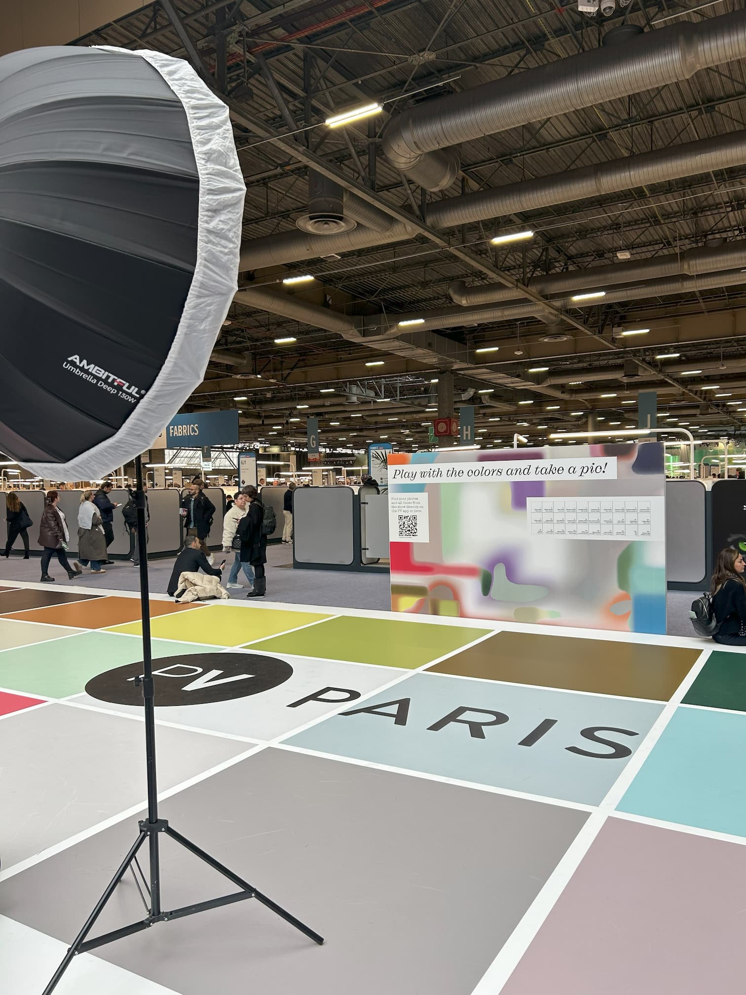 Zona de fotografie de la Première Vision Paris – spațiu creativ amenajat pentru vizitatori, cu fundal colorat și lumină de studio. Parte din experiența GYMTUNED la târg.