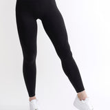 Colanți fără cusături seamless din colectia Original by GYMTUNED în negru – vedere frontală, cu talie înaltă și design modelator