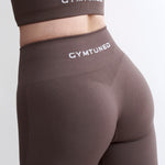 Colanți fără cusături din colectia Original by GYMTUNED în maro – detaliu spate cu logo și material modelator pe fesieri pentru sala, sport si fitness