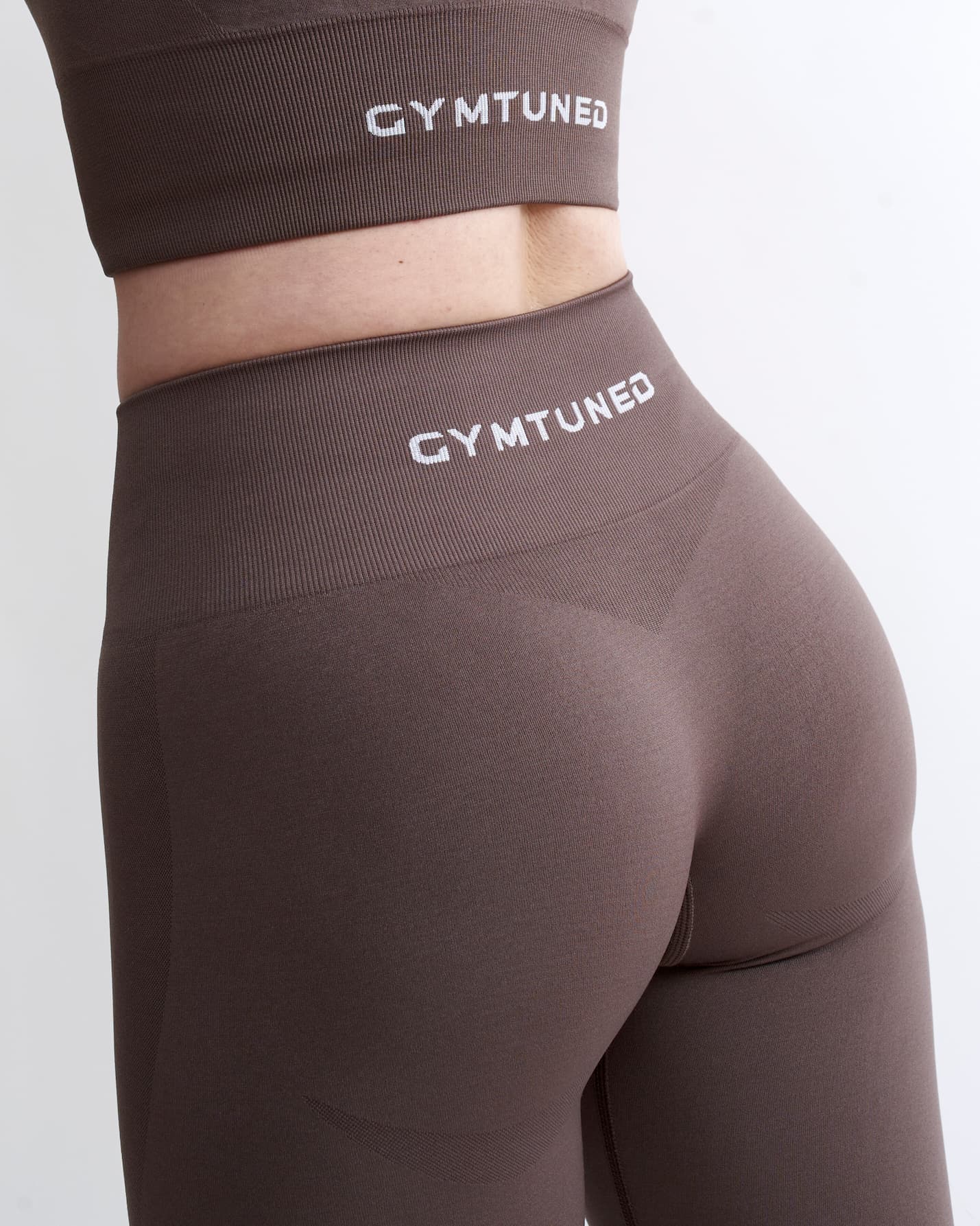 Colanți fără cusături din colectia Original by GYMTUNED în maro – detaliu spate cu logo și material modelator pe fesieri pentru sala, sport si fitness