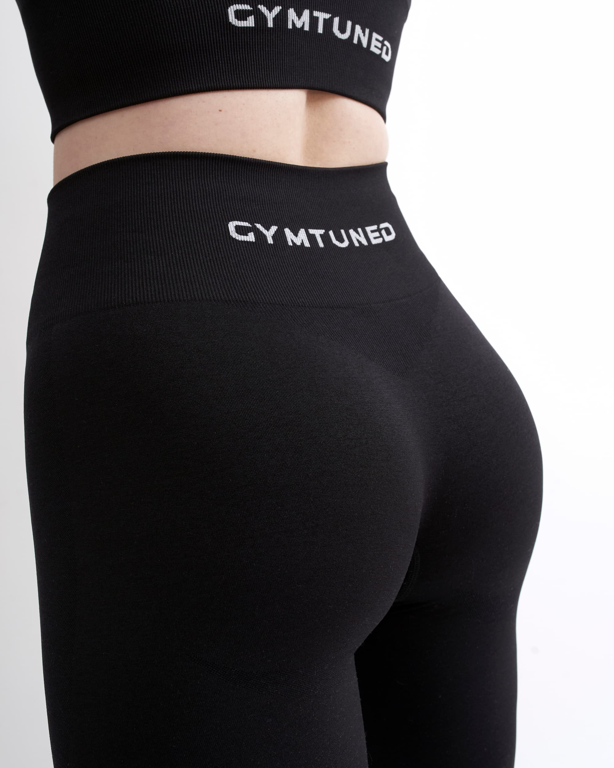 Colanți fără cusături din colectia Original by GYMTUNED în negru – detaliu spate cu logo și material modelator pe fesieri pentru sala, sport si fitness