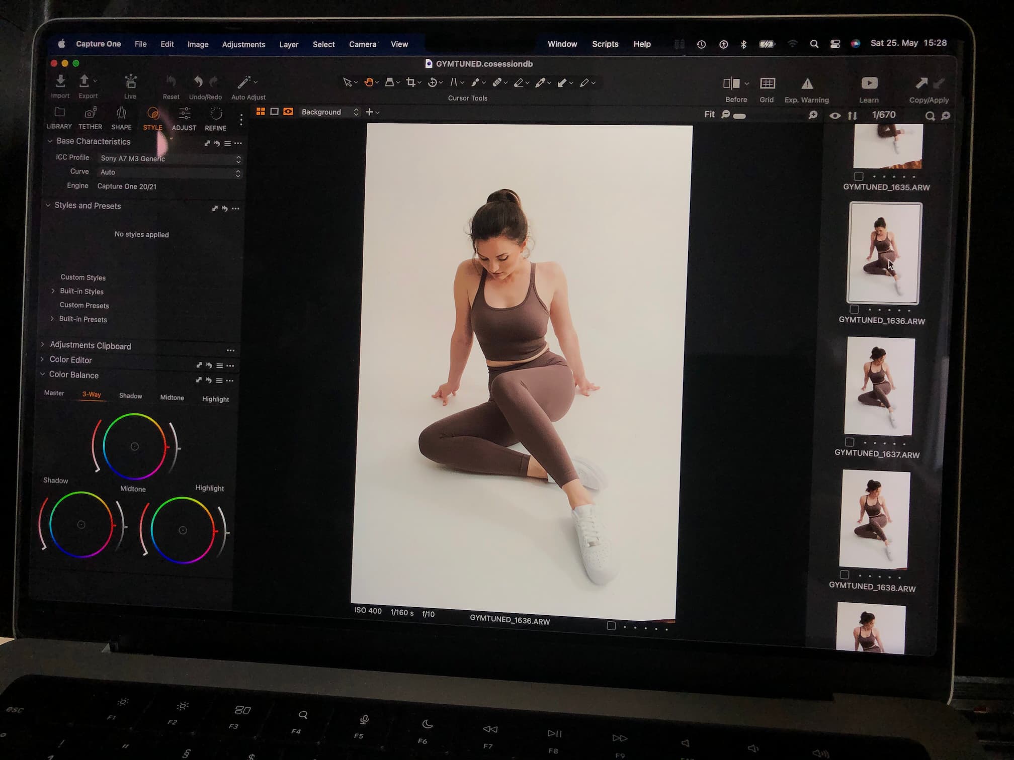 Model în colanți modelatori și bustiera sport GYMTUNED, culoare maro.