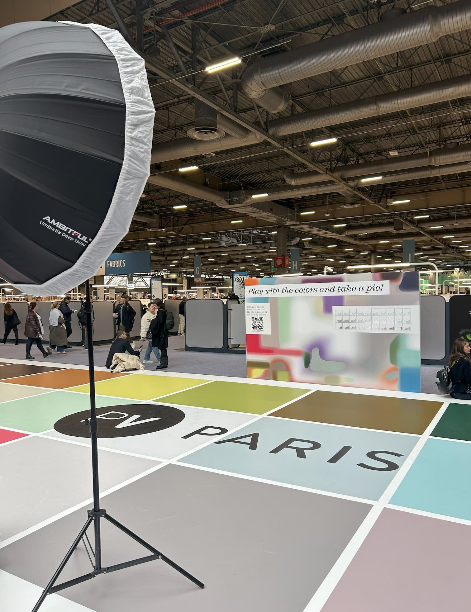 Zona de fotografie de la Première Vision Paris – spațiu creativ amenajat pentru vizitatori, cu fundal colorat și lumină de studio. Parte din experiența GYMTUNED la târg.
