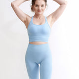 Set Original by Gymtuned în albastru pastel – bustieră sport pentru fitness si sala și colanți modelatori seamless fără cusături, purtate de model.
