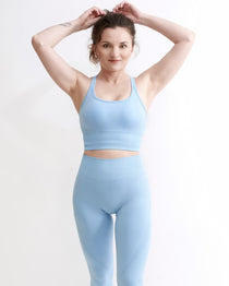 Set Original by Gymtuned în albastru pastel – bustieră sport pentru fitness si sala și colanți modelatori seamless fără cusături, purtate de model.