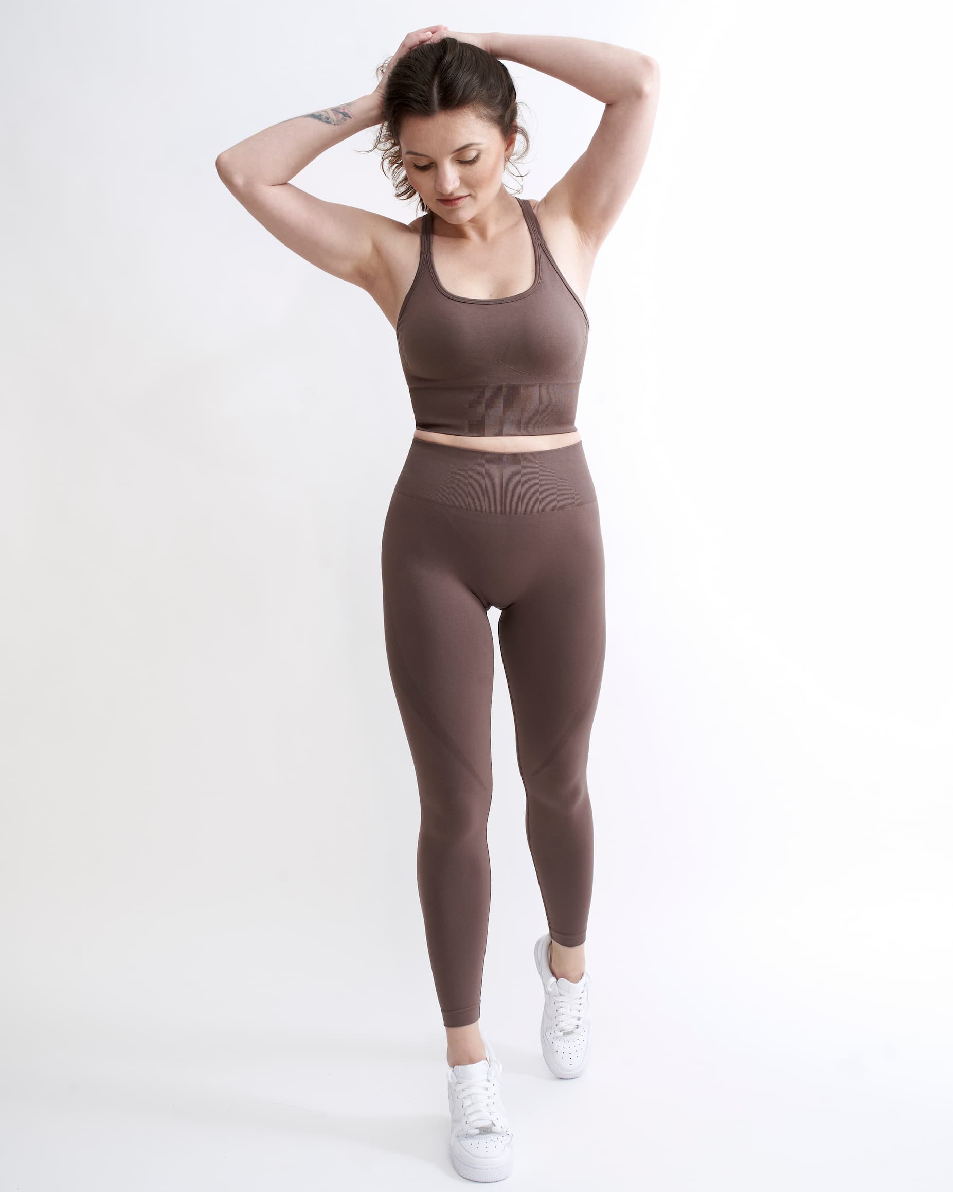 Set Original by GYMTUNED în maro – bustieră sport și colanți seamless fara cusaturi modelatori pentru sport, sală și fitness, văzute din față