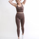 Set Original by GYMTUNED în maro – bustieră sport și colanți modelatori seamless fără cusături pentru sala si fitness, purtate de model, vedere frontală în picioare