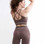 Set Original by GYMTUNED în maro – bustieră sport cu bretele duble încrucișate și colanți seamless modelatori pentru sala si fitness, vedere din spate cu logo vizibil