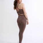 Set Original by Gymtuned în maro – vedere din spate cu bustieră sport pentru fitness si sala cu bretele încrucișate și colanți modelatori seamless, purtate de model