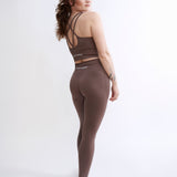 Set Original by Gymtuned în maro – vedere din spate cu bustieră sport pentru fitness si sala cu bretele încrucișate și colanți modelatori seamless, purtate de model