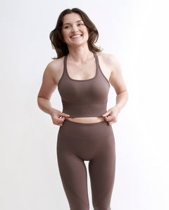 Set Original by Gymtuned în maro – bustieră sport pentru fitness si sala și colanți modelatori seamless fără cusături, purtate de model.