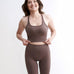 Set Original by Gymtuned în maro – bustieră sport pentru fitness si sala și colanți modelatori seamless fără cusături, purtate de model.
