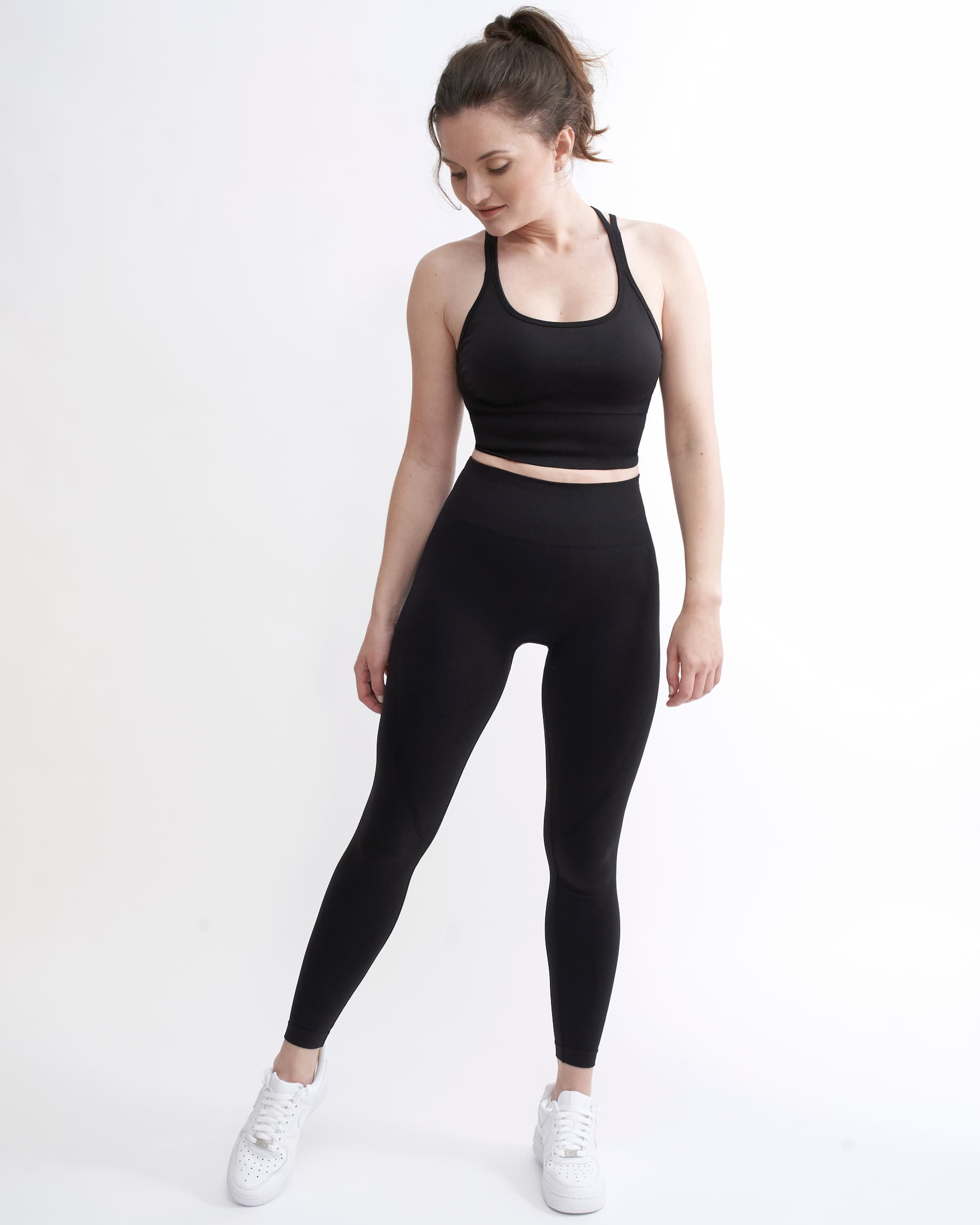 Set Original by GYMTUNED în negru – bustieră sport și colanți seamless fara cusaturi modelatori pentru sport, sală și fitness, văzute din față

