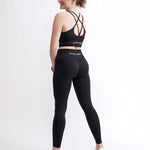 Set Original by GYMTUNED în negru – bustieră sport cu bretele încrucișate și colanți modelatori seamless fara cusaturi pentru sala, sport si fitness, văzute din spate