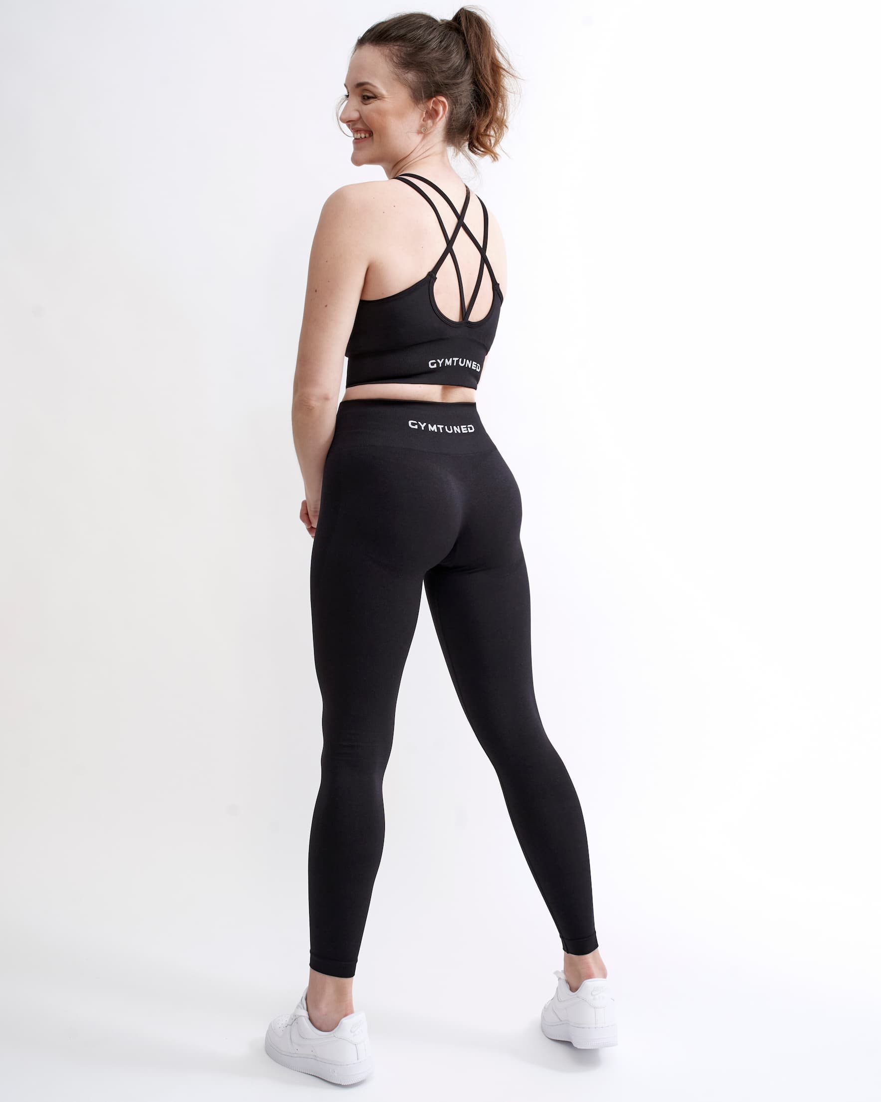 Set Original by GYMTUNED în negru – bustieră sport cu bretele încrucișate și colanți modelatori seamless fara cusaturi pentru sala, sport si fitness, văzute din spate