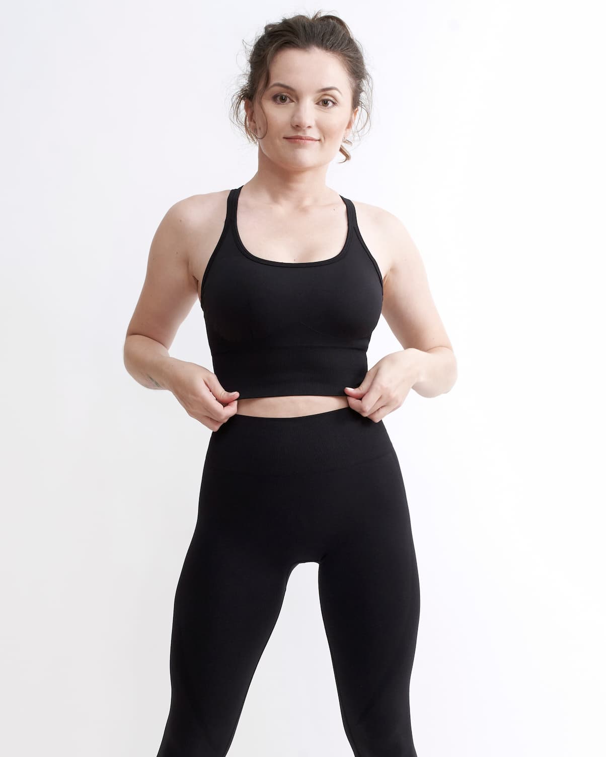 Set Original by Gymtuned în negru – bustieră sport pentru fitness si sala și colanți modelatori seamless fără cusături, purtate de model.